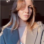 Studentessa con diploma di maturità